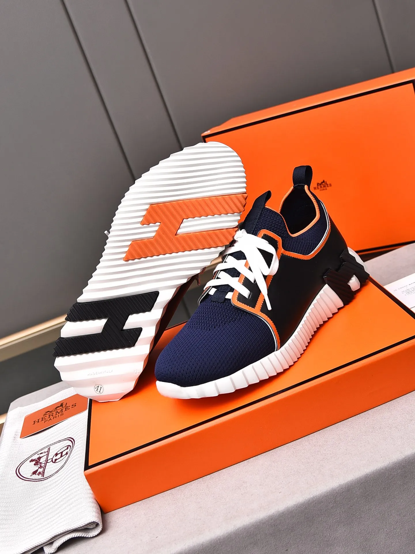 Factory price PP600 [Hermes] fe new arrival~ New Bouncing sneakers are the most comfortable shoes from Hermès, no one else⃣️. They are very light on the feet and look great. You won’t feel tired even when you go shopping and running around. 👍 Very light and comfortable, very light, suitable for both sports and leisure, and feel great when you step on them! It’s up to you to choose, there’s always what you want~ ✔️Fabric: Imported first-layer cowhide + high-elastic fly weave ✔️Inner lining: Imported water-dyed cow lining ✔️Outsole: Seamless combination of IP+TPU (multi-color letters) German technology irradiation machine ✔️Code number: Male 38-44 (45 customized)